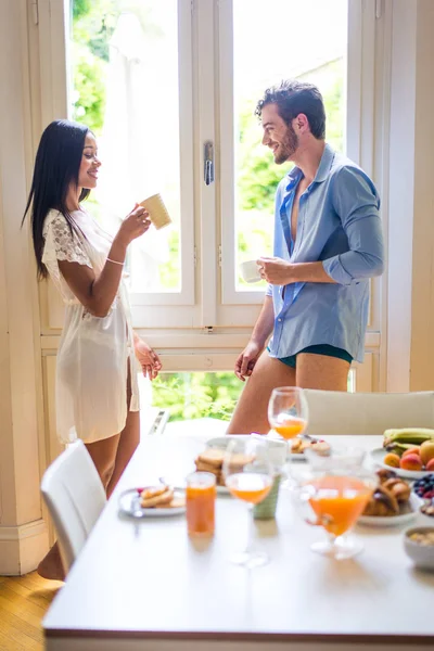 Pareja Feliz Desayunando Sano Casa Por Mañana Felices Momentos Pareja —  Fotos de Stock