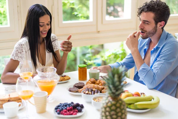 Pareja Feliz Desayunando Sano Casa Por Mañana Felices Momentos Pareja — Foto de Stock