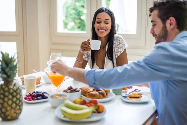 Pareja Feliz Desayunando Sano Casa Por Mañana Felices Momentos Pareja —  Fotos de Stock