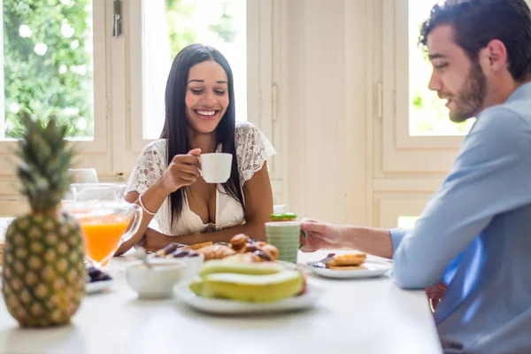 Pareja Feliz Desayunando Sano Casa Por Mañana Felices Momentos Pareja — Foto de Stock