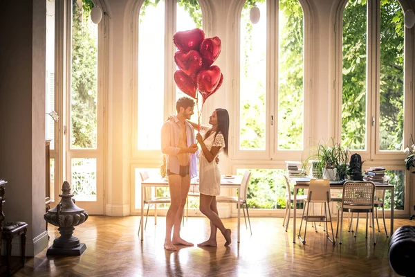 Momente Romantice Acasă Iubitul Prezentând Baloane Formă Inimă Prietenei Sale — Fotografie, imagine de stoc