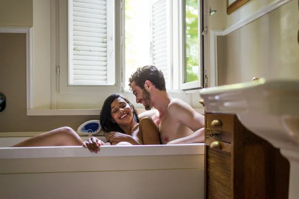 Jovem Casal Alegre Casa Momentos Íntimos Banho Casal — Fotografia de Stock