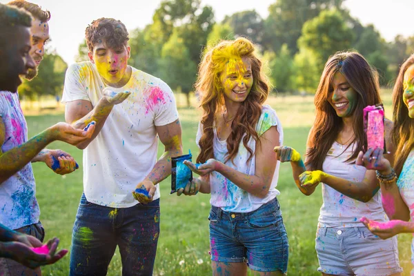 Gruppe Glücklicher Freunde Die Mit Holi Farben Park Spielen Junge — Stockfoto