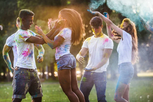 Grupo Amigos Felices Jugando Con Colores Holi Parque Adultos Jóvenes — Foto de Stock