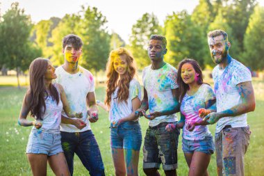Holi ile oynarken mutlu arkadaş grubu bir parkta - Genç Yetişkin eğlenceli, eğlenceli ve genç nesil hakkındaki kavramları bir holi Festivali, eğleniyor renkler.