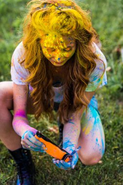 Holi ile oynarken mutlu arkadaş grubu bir parkta - Genç Yetişkin eğlenceli, eğlenceli ve genç nesil hakkındaki kavramları bir holi Festivali, eğleniyor renkler.