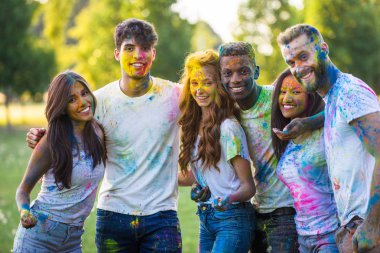 Holi ile oynarken mutlu arkadaş grubu bir parkta - Genç Yetişkin eğlenceli, eğlenceli ve genç nesil hakkındaki kavramları bir holi Festivali, eğleniyor renkler.