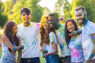 Holi ile oynarken mutlu arkadaş grubu bir parkta - Genç Yetişkin eğlenceli, eğlenceli ve genç nesil hakkındaki kavramları bir holi Festivali, eğleniyor renkler.