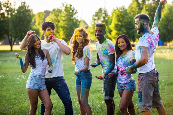 Група Щасливих Друзів Які Грають Кольорами Холі Парку Молоді Дорослі — стокове фото