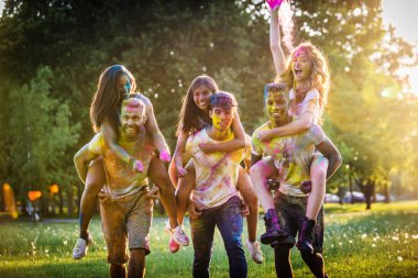 Holi ile oynarken mutlu arkadaş grubu bir parkta - Genç Yetişkin eğlenceli, eğlenceli ve genç nesil hakkındaki kavramları bir holi Festivali, eğleniyor renkler.