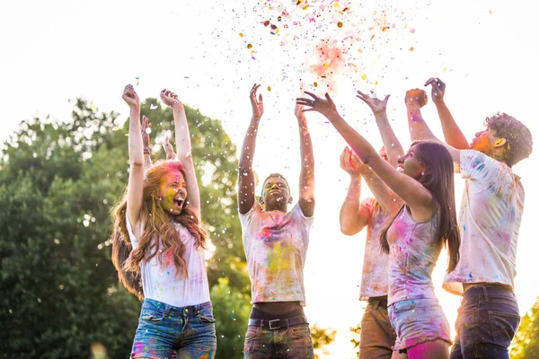 Groupe Amis Heureux Jouant Avec Les Couleurs Holi Dans Parc — Photo