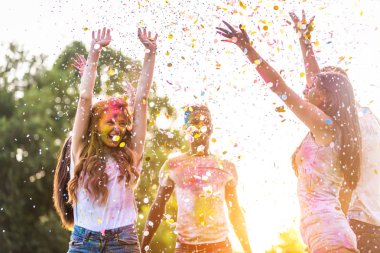 Holi ile oynarken mutlu arkadaş grubu bir parkta - Genç Yetişkin eğlenceli, eğlenceli ve genç nesil hakkındaki kavramları bir holi Festivali, eğleniyor renkler.