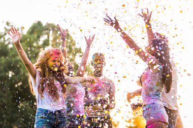 Holi ile oynarken mutlu arkadaş grubu bir parkta - Genç Yetişkin eğlenceli, eğlenceli ve genç nesil hakkındaki kavramları bir holi Festivali, eğleniyor renkler.