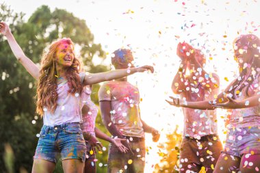 Holi ile oynarken mutlu arkadaş grubu bir parkta - Genç Yetişkin eğlenceli, eğlenceli ve genç nesil hakkındaki kavramları bir holi Festivali, eğleniyor renkler.