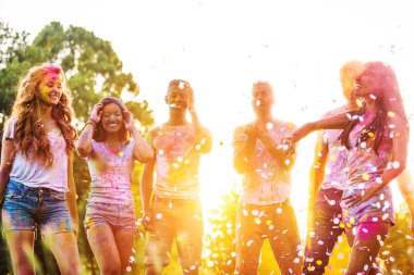 Holi ile oynarken mutlu arkadaş grubu bir parkta - Genç Yetişkin eğlenceli, eğlenceli ve genç nesil hakkındaki kavramları bir holi Festivali, eğleniyor renkler.