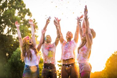 Holi ile oynarken mutlu arkadaş grubu bir parkta - Genç Yetişkin eğlenceli, eğlenceli ve genç nesil hakkındaki kavramları bir holi Festivali, eğleniyor renkler.