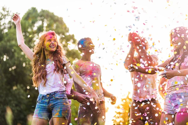 Groupe Amis Heureux Jouant Avec Les Couleurs Holi Dans Parc — Photo