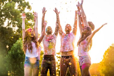 Holi ile oynarken mutlu arkadaş grubu bir parkta - Genç Yetişkin eğlenceli, eğlenceli ve genç nesil hakkındaki kavramları bir holi Festivali, eğleniyor renkler.
