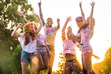 Holi ile oynarken mutlu arkadaş grubu bir parkta - Genç Yetişkin eğlenceli, eğlenceli ve genç nesil hakkındaki kavramları bir holi Festivali, eğleniyor renkler.