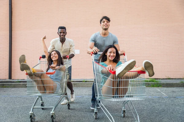 Multiethnische Gruppe Von Freunden Spielt Mit Einkaufswagen Auf Einem Parkplatz — Stockfoto
