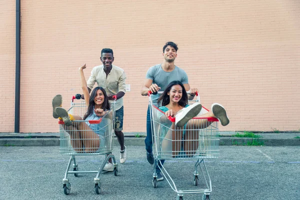 Multiethnische Gruppe Von Freunden Spielt Mit Einkaufswagen Auf Einem Parkplatz — Stockfoto