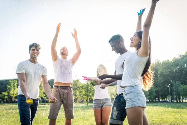 Groep Gelukkige Vrienden Spelen Met Holi Kleuren Een Park Jonge — Stockfoto