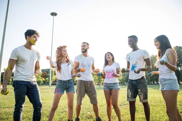 Gruppe Lykkelige Venner Som Leker Med Holifarger Park Unge Voksne – stockfoto