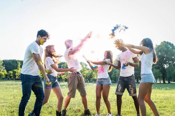 Holi Ile Oynarken Mutlu Arkadaş Grubu Bir Parkta Genç Yetişkin — Stok fotoğraf