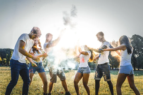 Grupo Amigos Felizes Brincando Com Cores Holi Parque Jovens Adultos — Fotografia de Stock