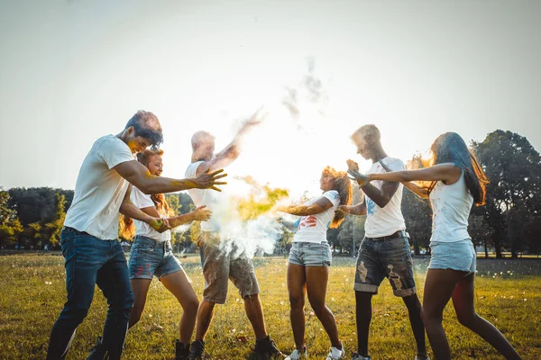 Groep Gelukkige Vrienden Spelen Met Holi Kleuren Een Park Jonge — Stockfoto