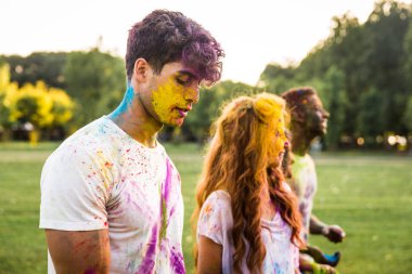 Holi ile oynarken mutlu arkadaş grubu bir parkta - Genç Yetişkin eğlenceli, eğlenceli ve genç nesil hakkındaki kavramları bir holi Festivali, eğleniyor renkler.
