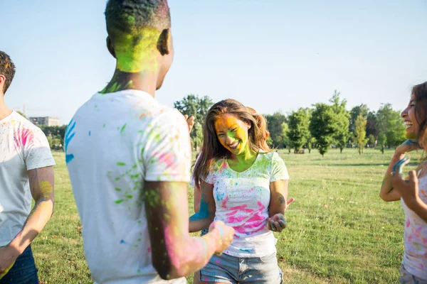 Grupo Amigos Felices Jugando Con Colores Holi Parque Adultos Jóvenes — Foto de Stock