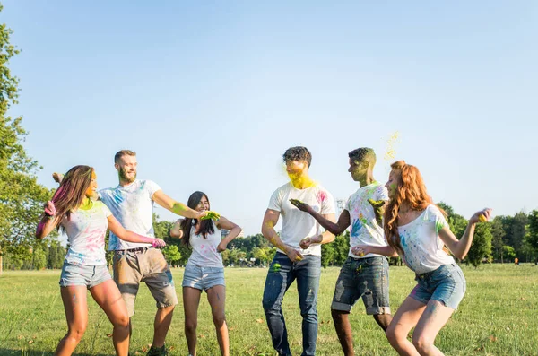 Grupo Amigos Felices Jugando Con Colores Holi Parque Adultos Jóvenes — Foto de Stock