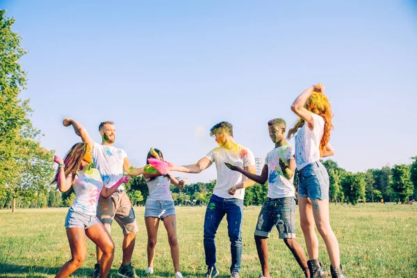 Grupo Amigos Felizes Brincando Com Cores Holi Parque Jovens Adultos — Fotografia de Stock