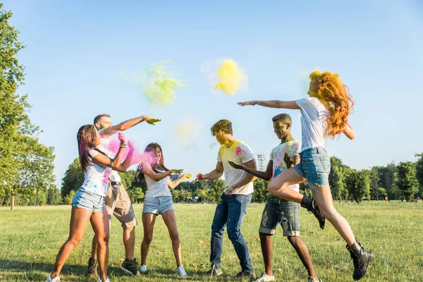 Baráti Boldog Holi Játszó Színek Egy Park Fiatal Felnőttek Érzik — Stock Fotó