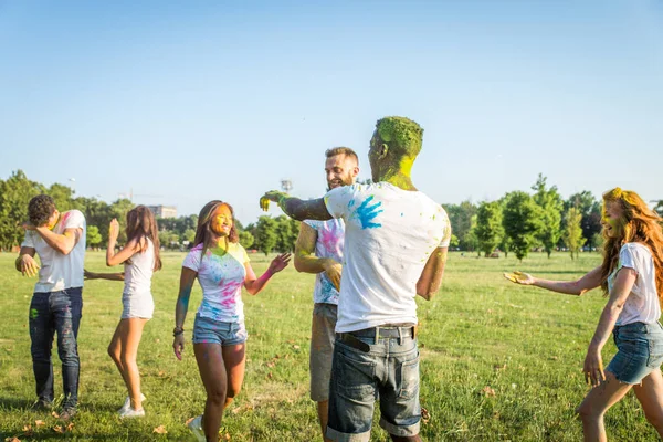 Grupo Amigos Felices Jugando Con Colores Holi Parque Adultos Jóvenes — Foto de Stock