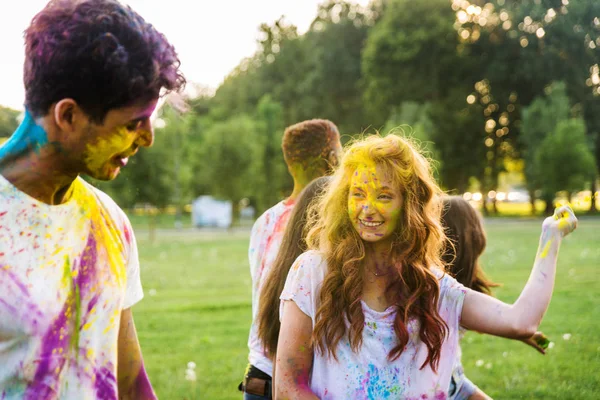 Grupo Amigos Felices Jugando Con Colores Holi Parque Adultos Jóvenes — Foto de Stock