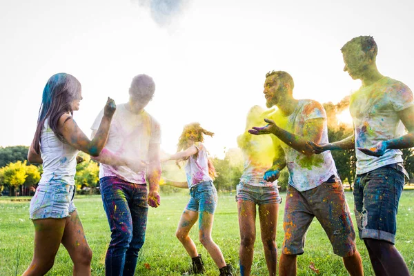 Grupa Przyjaciół Happy Gry Holi Kolorów Parku Młodych Dorosłych Zabawy — Zdjęcie stockowe