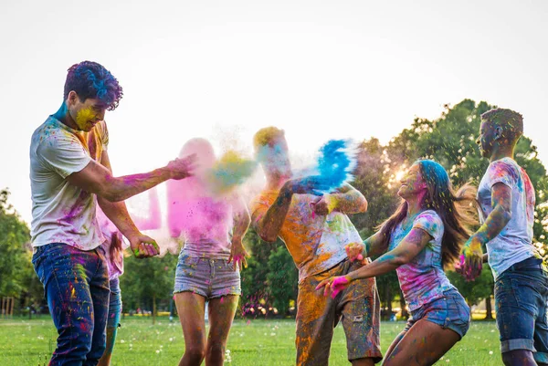 Grupo Amigos Felices Jugando Con Colores Holi Parque Adultos Jóvenes — Foto de Stock