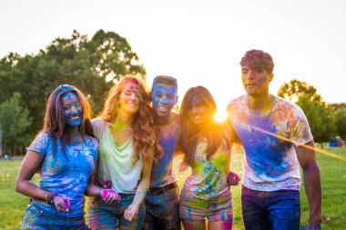 Holi ile oynarken mutlu arkadaş grubu bir parkta - Genç Yetişkin eğlenceli, eğlenceli ve genç nesil hakkındaki kavramları bir holi Festivali, eğleniyor renkler.