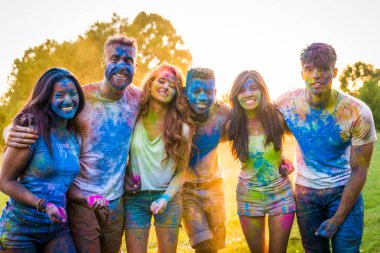 Holi ile oynarken mutlu arkadaş grubu bir parkta - Genç Yetişkin eğlenceli, eğlenceli ve genç nesil hakkındaki kavramları bir holi Festivali, eğleniyor renkler.