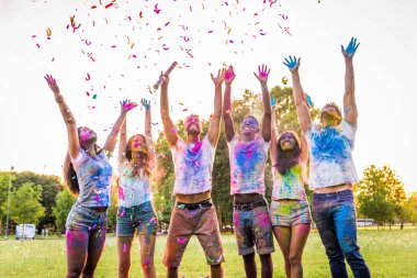 Holi ile oynarken mutlu arkadaş grubu bir parkta - Genç Yetişkin eğlenceli, eğlenceli ve genç nesil hakkındaki kavramları bir holi Festivali, eğleniyor renkler.