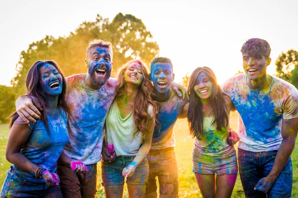 Groep Gelukkige Vrienden Spelen Met Holi Kleuren Een Park Jonge — Stockfoto