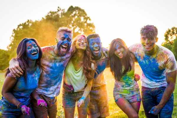 Grupo Amigos Felices Jugando Con Colores Holi Parque Adultos Jóvenes — Foto de Stock