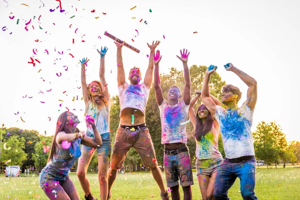 Holi ile oynarken mutlu arkadaş grubu bir parkta - Genç Yetişkin eğlenceli, eğlenceli ve genç nesil hakkındaki kavramları bir holi Festivali, eğleniyor renkler.