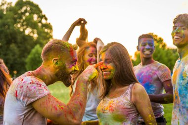 Holi ile oynarken mutlu arkadaş grubu bir parkta - Genç Yetişkin eğlenceli, eğlenceli ve genç nesil hakkındaki kavramları bir holi Festivali, eğleniyor renkler.