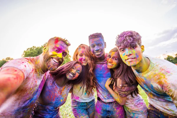 Group Happy Friends Playing Holi Colors Park Young Adults Having — Stock Photo, Image