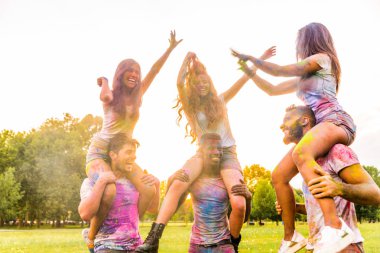 Holi ile oynarken mutlu arkadaş grubu bir parkta - Genç Yetişkin eğlenceli, eğlenceli ve genç nesil hakkındaki kavramları bir holi Festivali, eğleniyor renkler.