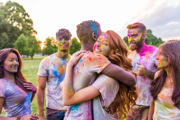 Holi ile oynarken mutlu arkadaş grubu bir parkta - Genç Yetişkin eğlenceli, eğlenceli ve genç nesil hakkındaki kavramları bir holi Festivali, eğleniyor renkler.