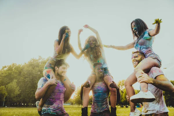 Groupe Amis Heureux Jouant Avec Les Couleurs Holi Dans Parc — Photo